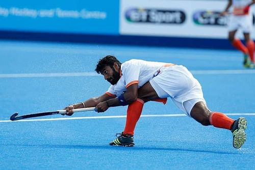  Food Minister Ram Vilas Paswan today felicitated Surender Kumar, who was part of the hockey team that won bronze at the 18th Asian Games