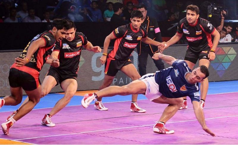 Meraj with his arsenal (running kick) on Bengaluru Bulls&#039; defenders.