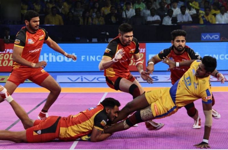 Ravinder Pahal executing a diving ankle hold on Thalaivas'