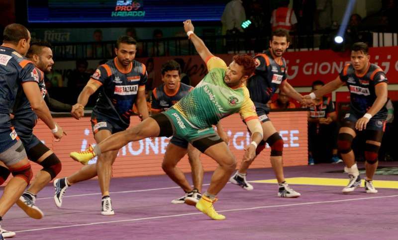 Rajesh Mondal raiding against the Bengal Warriors