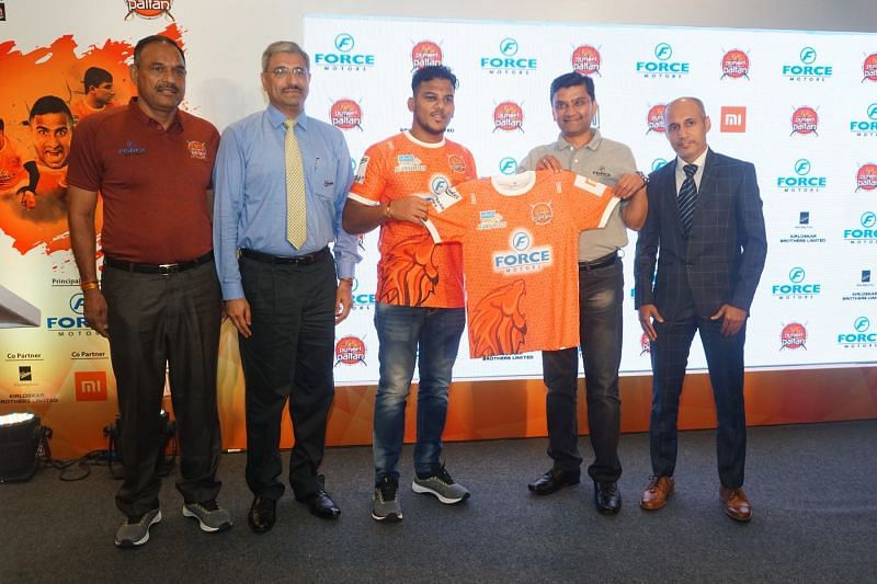 Puneri Paltan players &amp; management unveiled the team&rsquo;s jersey for Vivo Pro Kabaddi League Season 6