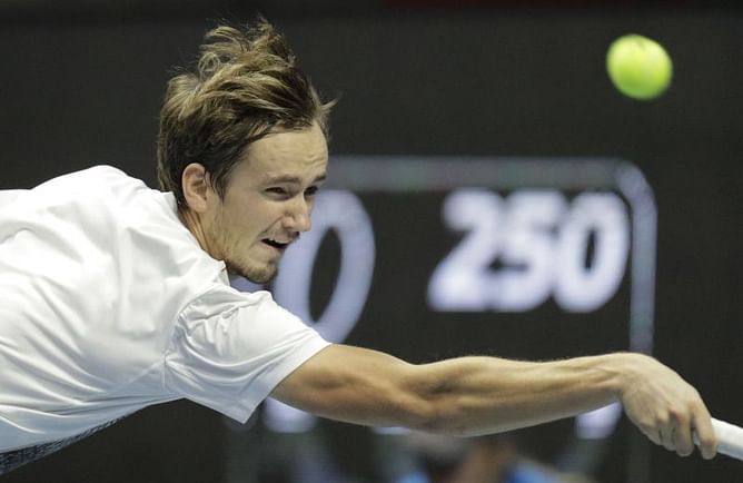 Thiem, Wawrinka reach St. Petersburg semifinals