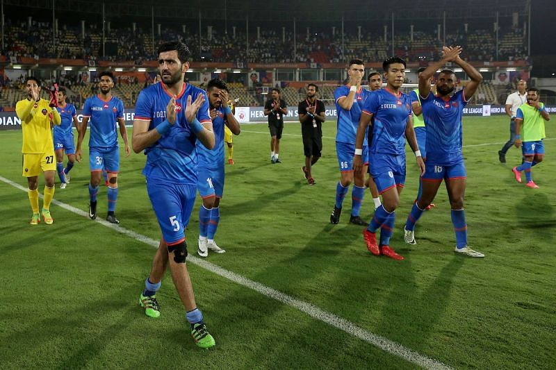 FC Goa players take a lap to thank the fans after the Semifinal against Chennaiyin last season