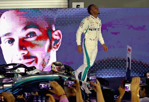Hamilton zooms to fourth victory in Singapore, extends title lead to 40 points