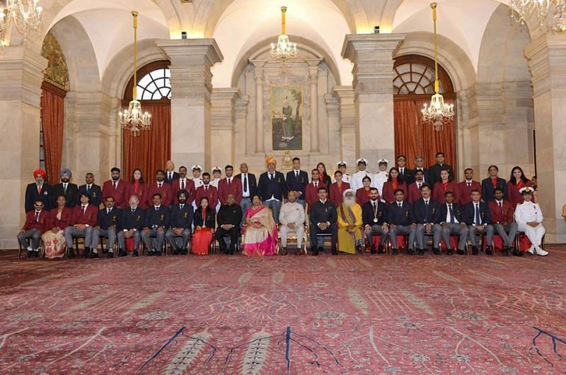 All the awardees get clicked with the H&#039;ble President Ram Nath Kovind