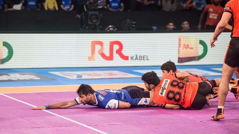 Deepak Dahiya raiding for Haryana Steelers