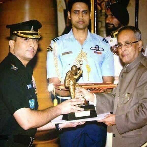 Col. Ranveer Singh recieves the Tenzing Norgay national Adventure Award from H&#039;ble President Pranab Mukherjee in 2013