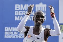 Mayer sets decathlon WR after Kipchoge runs fastest marathon