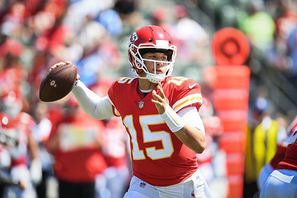 Chiefs' Patrick Mahomes avoids sack, throws ridiculous sidearm pass for  touchdown against Chargers