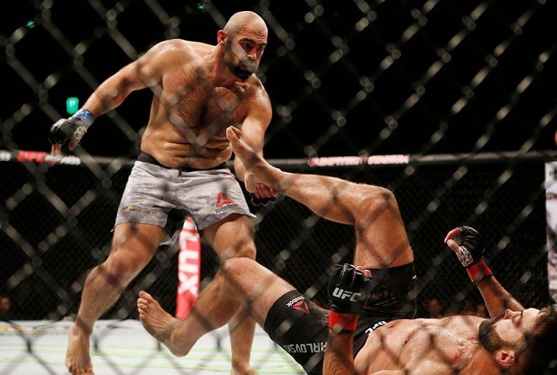 Shamil Abdurakhimov beat a jaded-looking Andrei Arlovski