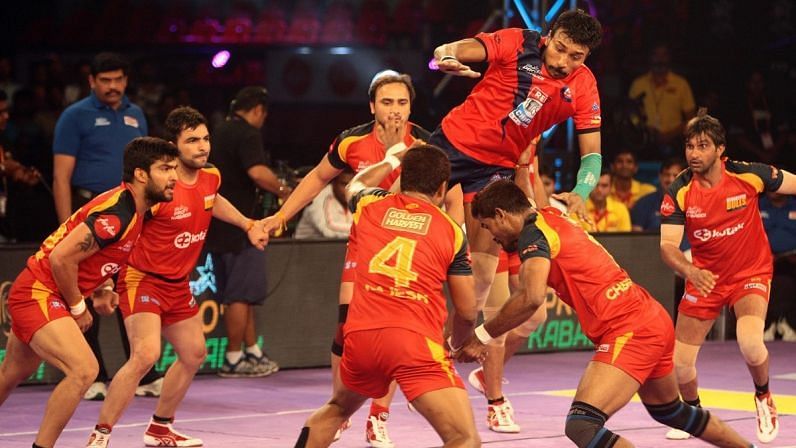 The Bengaluru Bulls&#039; defense tries to bring down Kashiling Adake