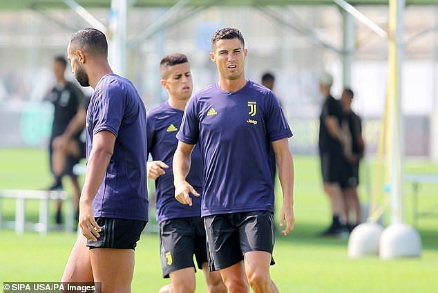 Ronaldo warming up in Juventus colours