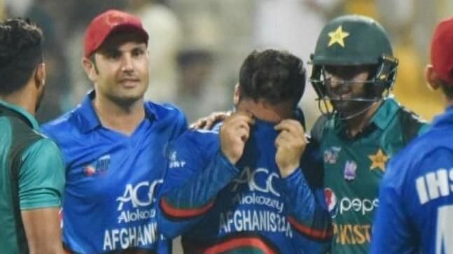 Shoaib Malik consoling Aftab Alam