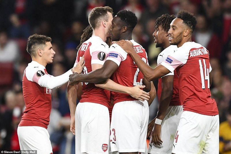 Arsenal Players celebrate Welbeck&#039;s goal.