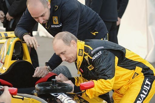 Vladimir Putin before gets briefing about the car