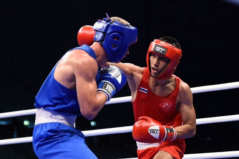 Atichai Phoemsap of Thailand in Red against Adri&Atilde;&iexcl;n of Hungary in Blue (Image Courtesy: AIBA)