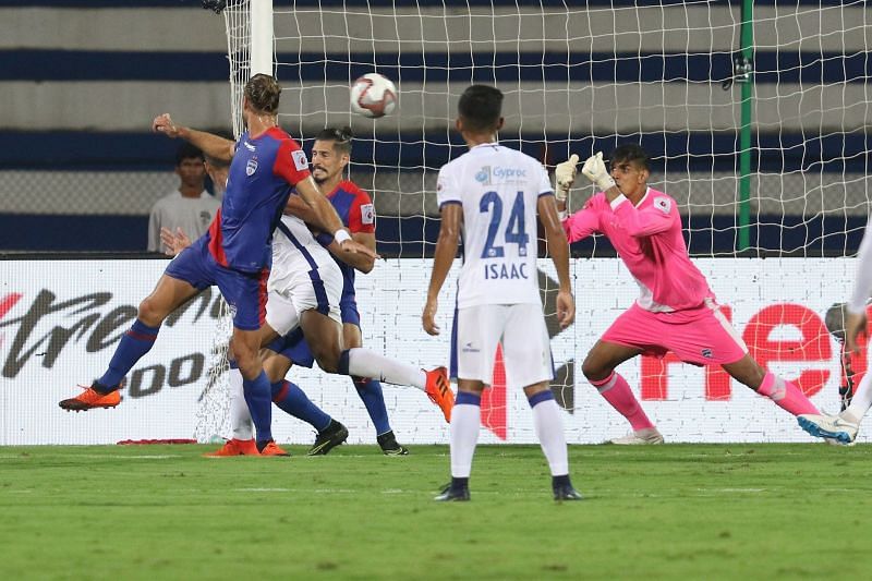 Gurpreet Singh Sandhu diving to make a save (Credit: ISL)