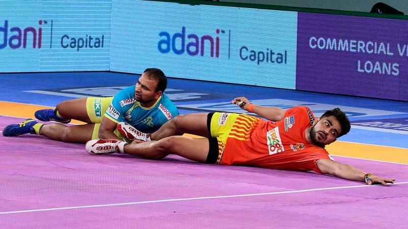 Ajay gets better of Sunil. Picture Courtesy: ProKabaddi.com