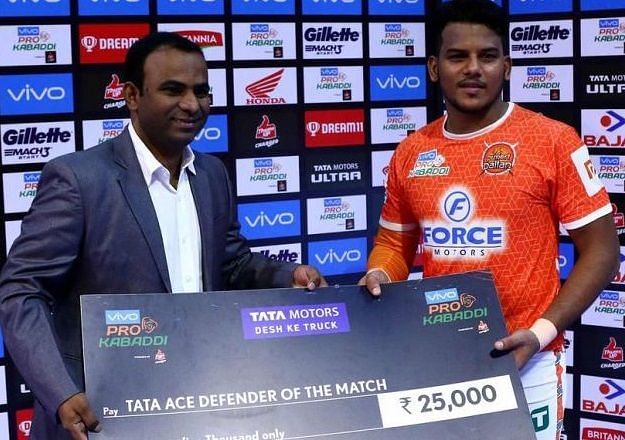 Girish Ernak won the Tata Ace Defender of the Match for his High-5.