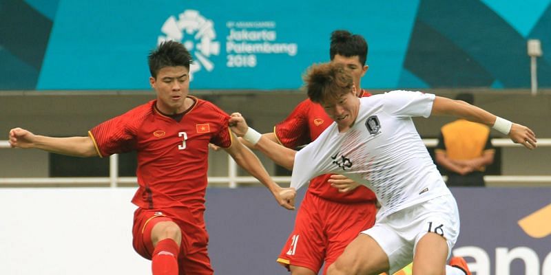 Thai Ba Sang&Acirc;&nbsp;in red jersey from Vietnam in action against Goo Boon-Cheul of Korea in the white jersey (Image Courtesy: Foxsportsasia)