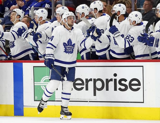 Matthews scores 2 and helps Maple Leafs beat Red Wings 5-3