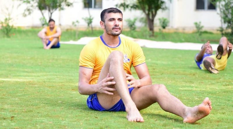 Ajay Thakur takes a break during one of the training sessions (Image credits - Tamil Thalaivas Twitter)
