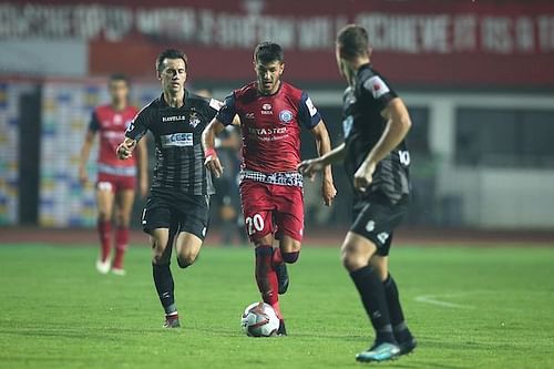 Sergio Cidoncha moves forward with the ball [Image: ISL]