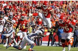Hunt's hurdling TD catch helps Chiefs to sweep of Broncos