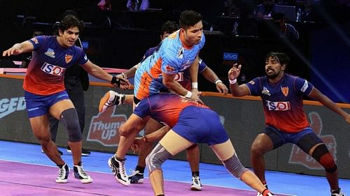 Action from PKL Season 6 action between Dabang Delhi vs Bengal Warriors