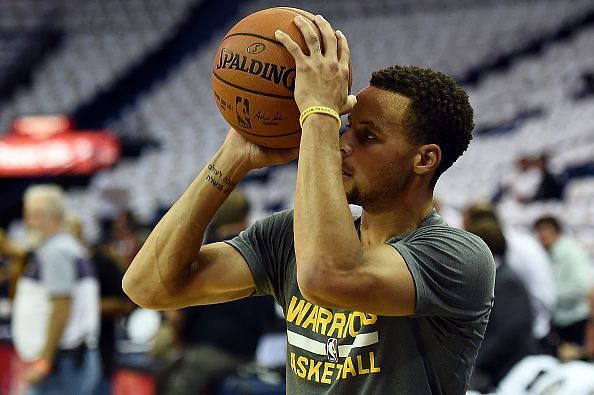 Curry before the game against Pelicans