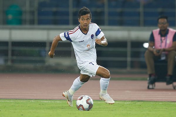 Lallianzuala Chhangte moves forward with the ball [Credits: ISL]