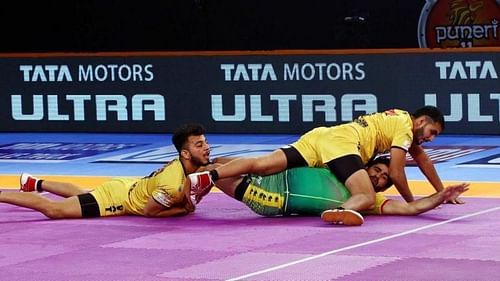 Vishal Bhardwaj (L) won the Tata Ace Defender of the Match for his 6 tackle points.