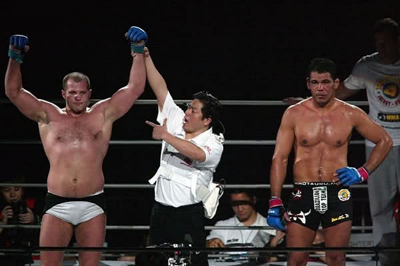 Emelianenko wins the Pride Heavyweight Championship at the expense of Nogueira