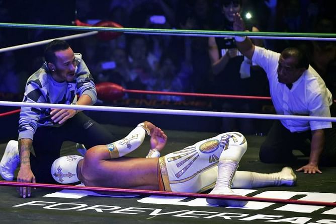 F1 Archives: Lewis Hamilton Body Slams Mistico in Mexico