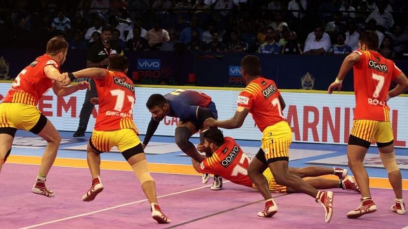 The Gujarat Fortunegiants defense looked solid