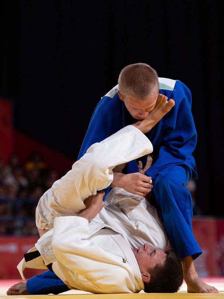 Oleh Veredyba (Blue) from Ukraine defeated Romain Valadier Picard of France to win Bronze (Image Courtesy: IOC)