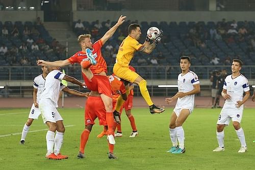 FC Pune City's goalkeeper Matt Mills collects the ball [Credits: ISL]