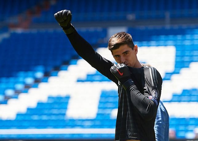 Why are Courtois and Hazard treated differently by Chelsea fans?