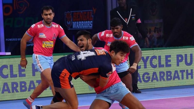 Jang Kun Lee trying to get rid of a tackle. Picture Courtesy: ProKabaddi.com