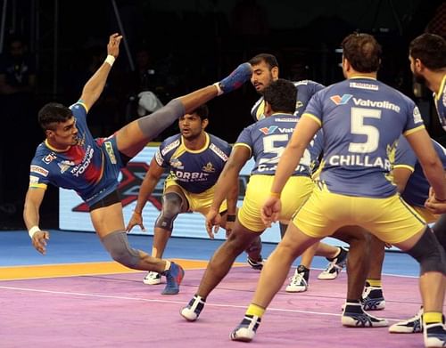 Shrikant Jadhav attempting a kick versus Thalaivas' defense