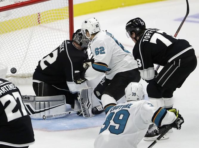 Kings' Jonathan Quick sustains lower-body injury in practice