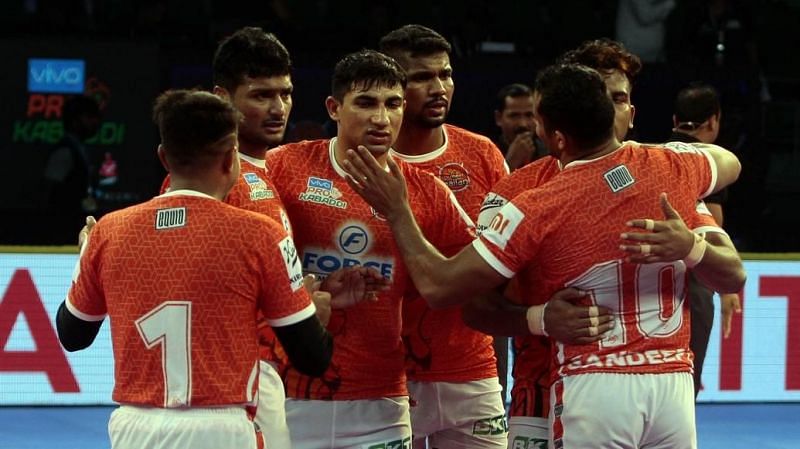 Nitin Tomar (center) was the Perfect Raider of the match with 13 raid points.