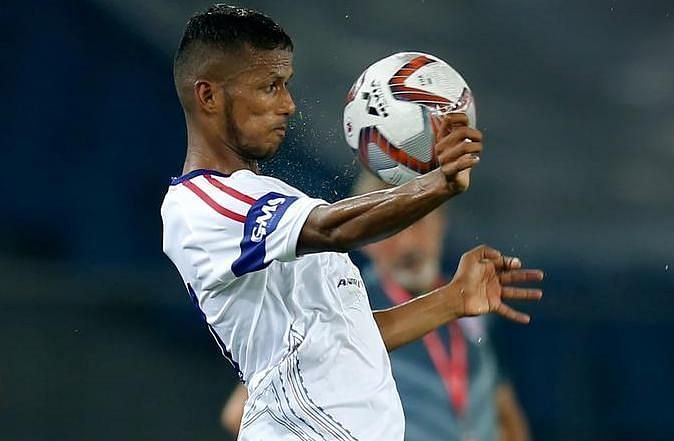Narayan Das struggled keeping youngster Komal Thatal in check. He had to team up with Rana Gharami to contain the agile Komal Thatal. (Image Courtesy:&Acirc;&nbsp;Indian Super League)