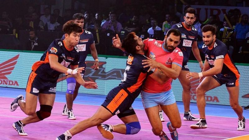 Anup Kumar in action while raiding from Jaipur Pink Panther against Bengal Warriors. Picture Courtesy: ProKabaddi.com