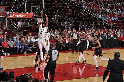 Davis dunks the ball