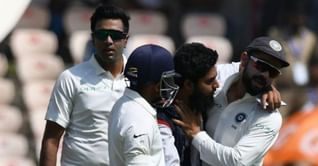 Fan breaches security and tries to kiss Virat Kohli in the second Test