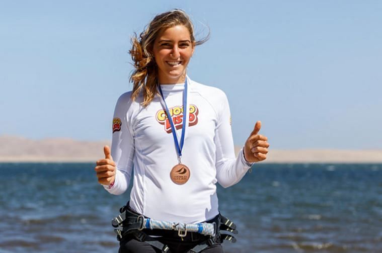 Mar&Atilde;&shy;a Bel&Atilde;&copy;n Bazo and her bronze medal she won at the Youth Sailing World Championships in New Zealand in 2016.