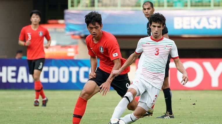 Hanonov&Acirc;&nbsp;Vahdat of Tajikistan in action against South Korea (Image Courtesy: AFC)