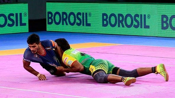 Vikas Kandola trying to escape. Picture Courtesy: ProKabbadi.com