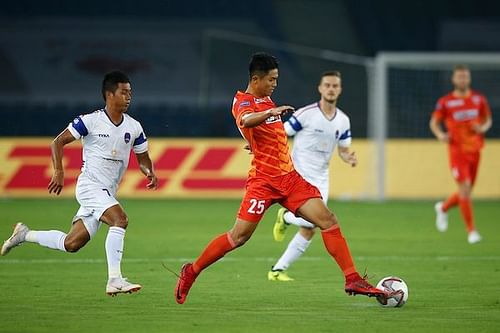 Jakob Vanlalhlimpuia (centre) of FC Pune City [Image: ISL]